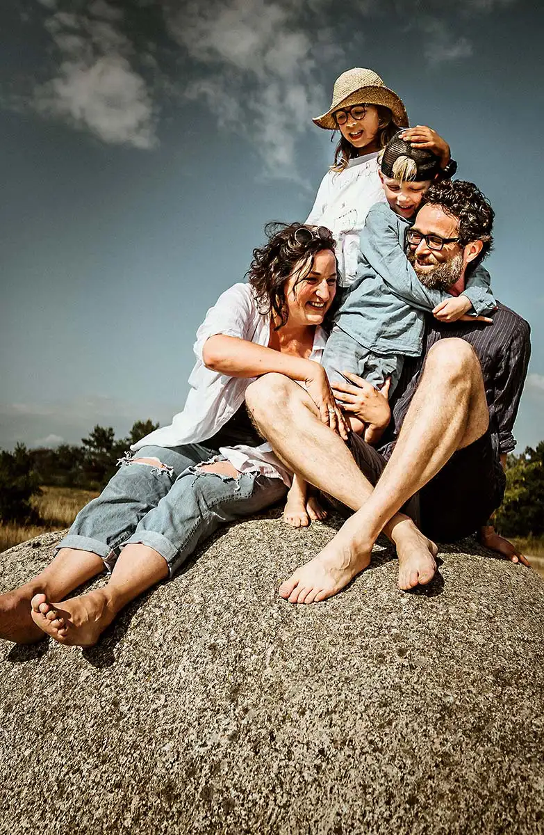 Familie beim Sitzen auf dem grossen Stein bei Carwitz