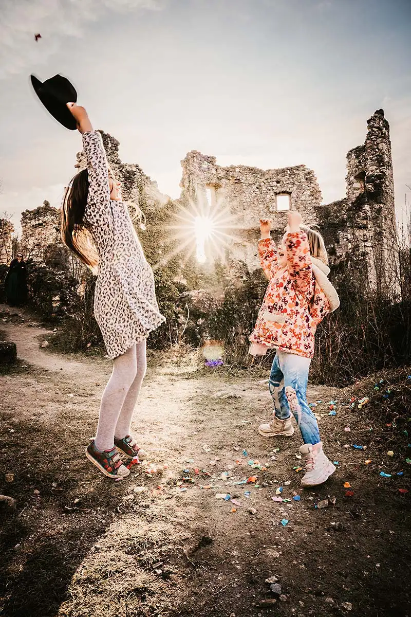 Töchter springen im Gegelicht beim Shooting