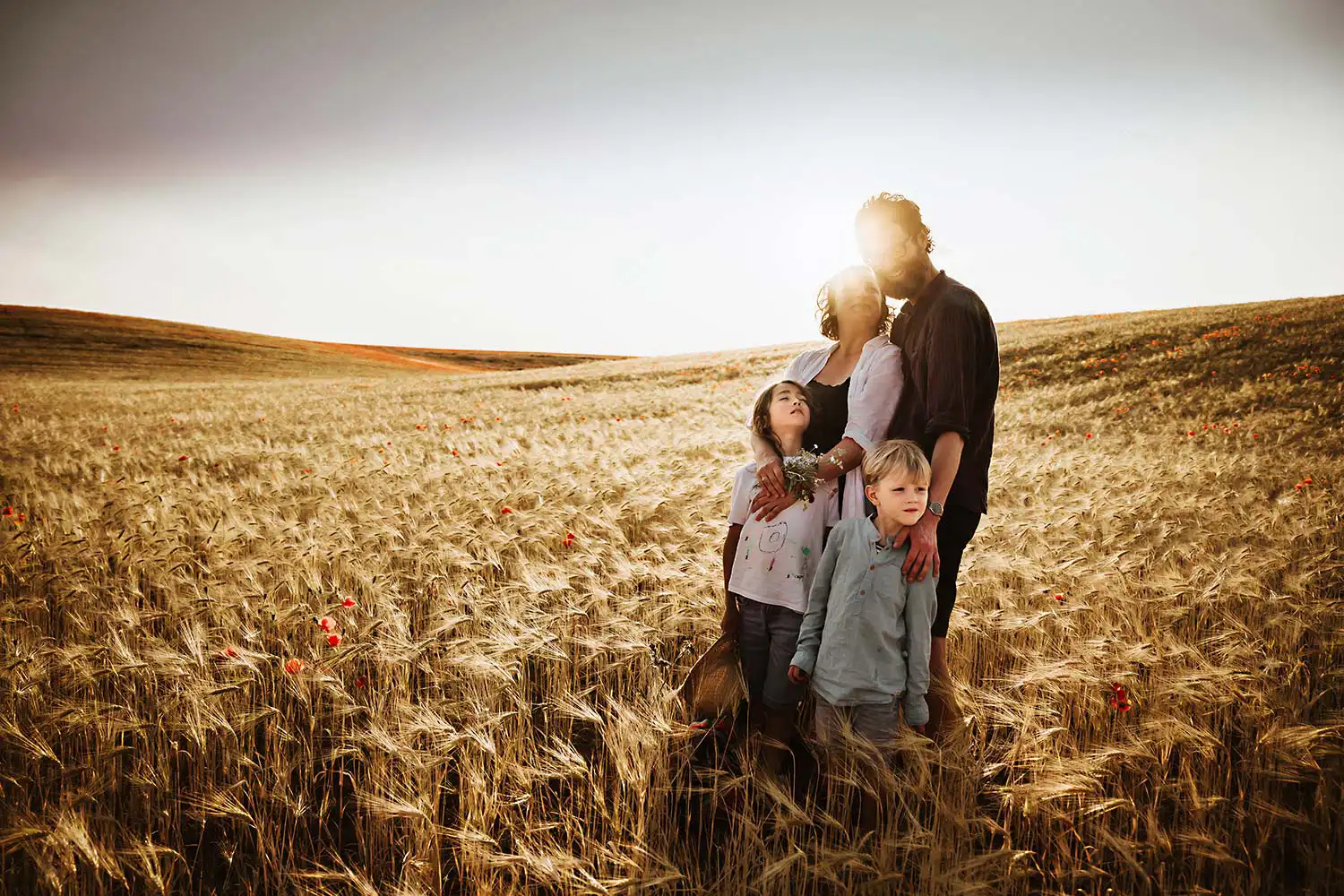 die ganze Familie beisammen fotografiert im Spätsommer Kornfeld in der Uckermark