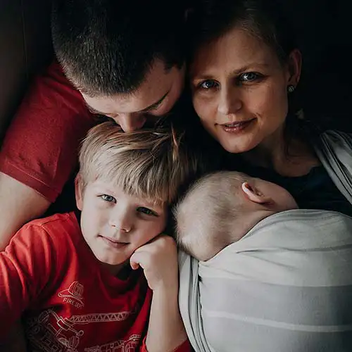 Familie Fotografie innen im eigenen Heium in sanften Rot und Dunkeln Tönen