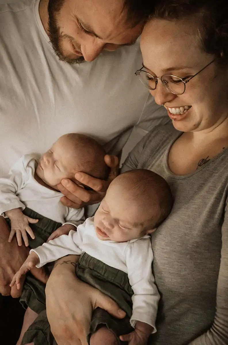 junge Eltern fotogrfiert von der Berliner Fotografin zu Hause