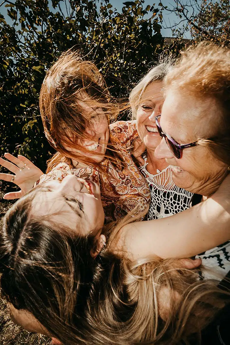 die vier Frauen der Familien als Foto im Kreis