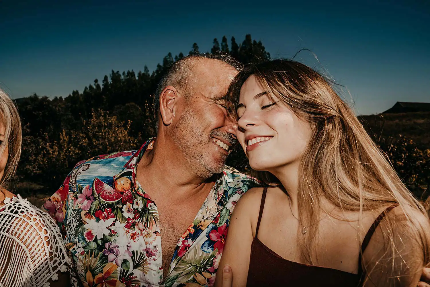 Fotografie Vater kuschelt mit der jüngeren Tochter