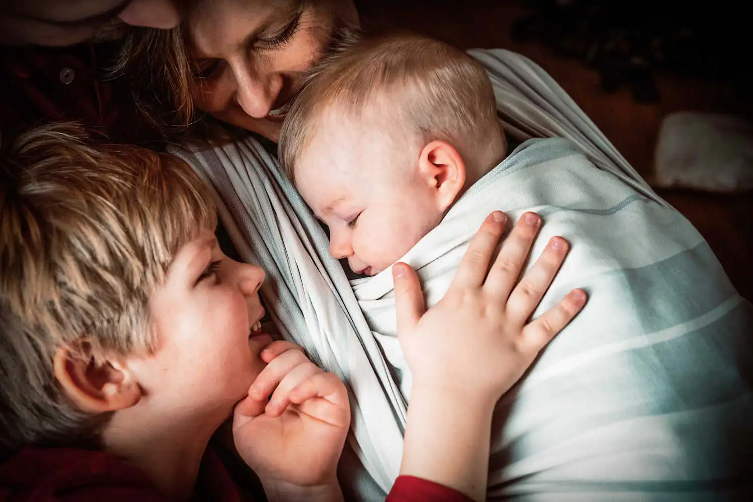 Bruder streichelt seinen kleinen Bruder beim Fotoshooting