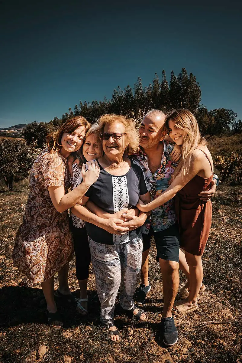 gesamte familie in leuchtendem Sonnenlicht fotografiert, Oma im Mittelpunkt