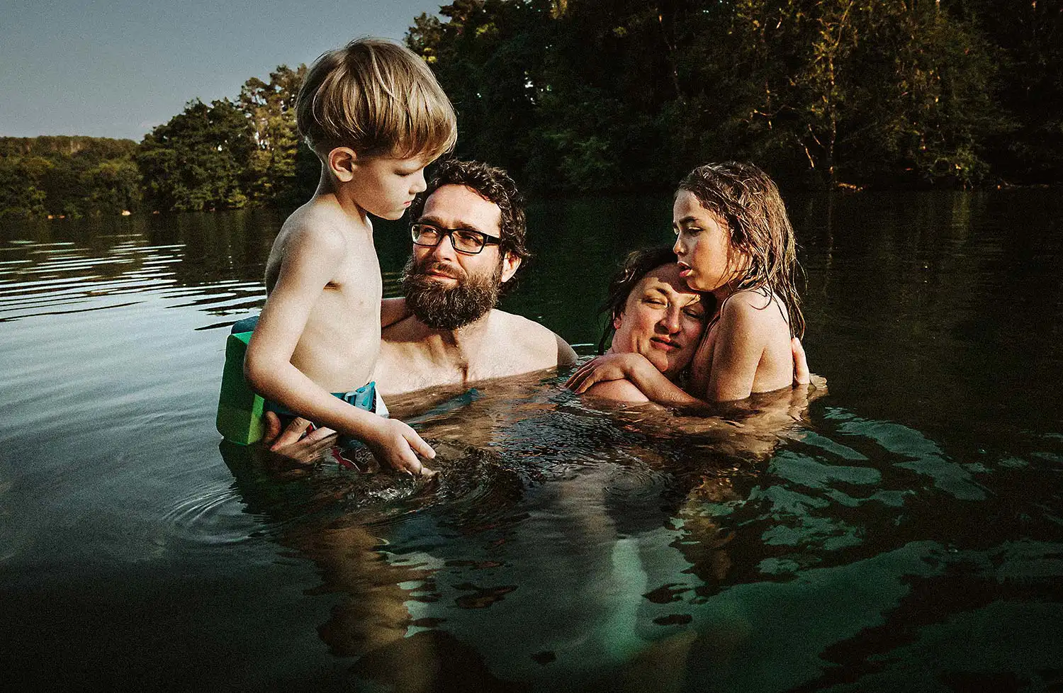 wunderschöner Blick der Familie bei baden fotografiert outdoor