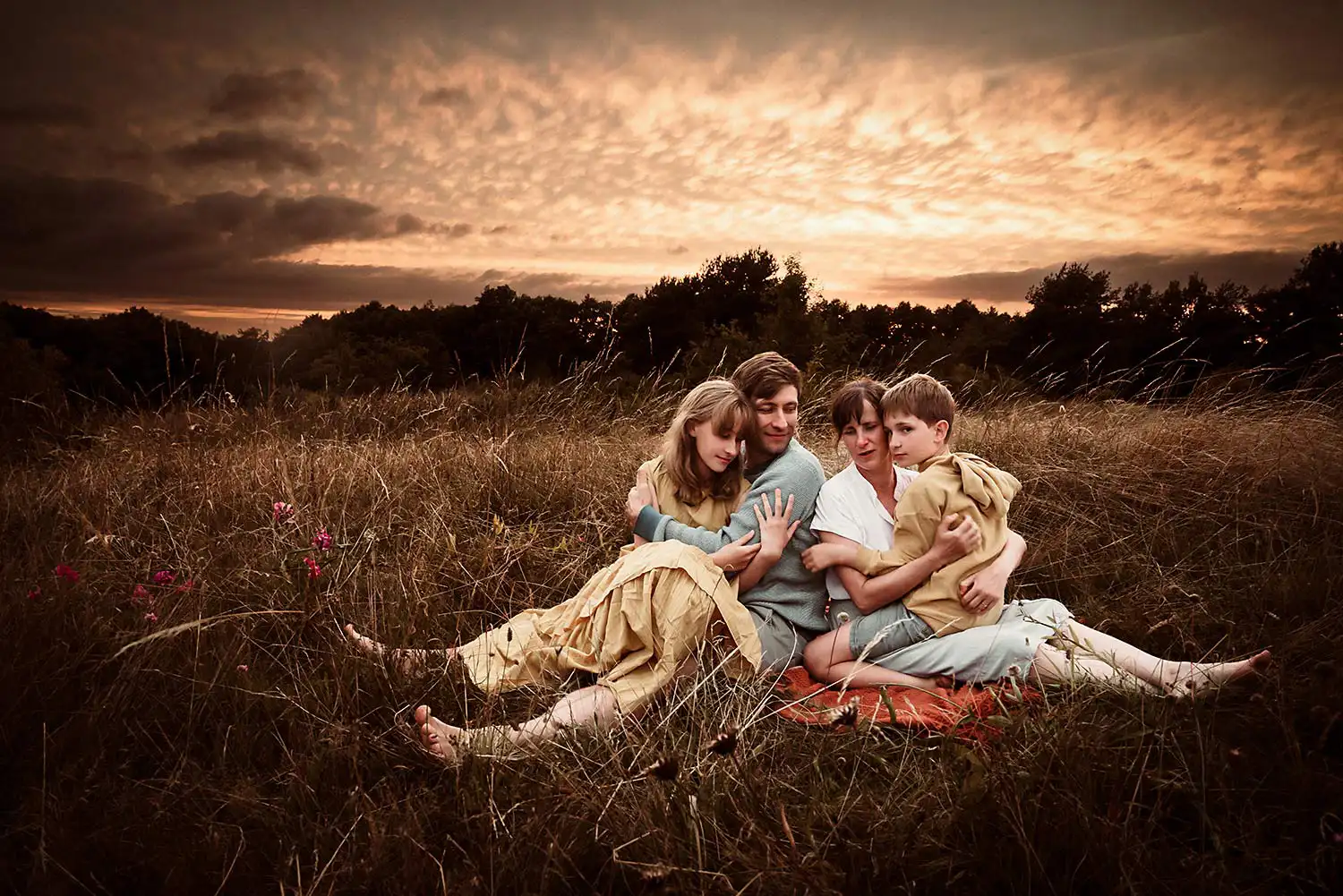 Beim Shooting erlebt die Familie auf der Wiese das Abendlicht