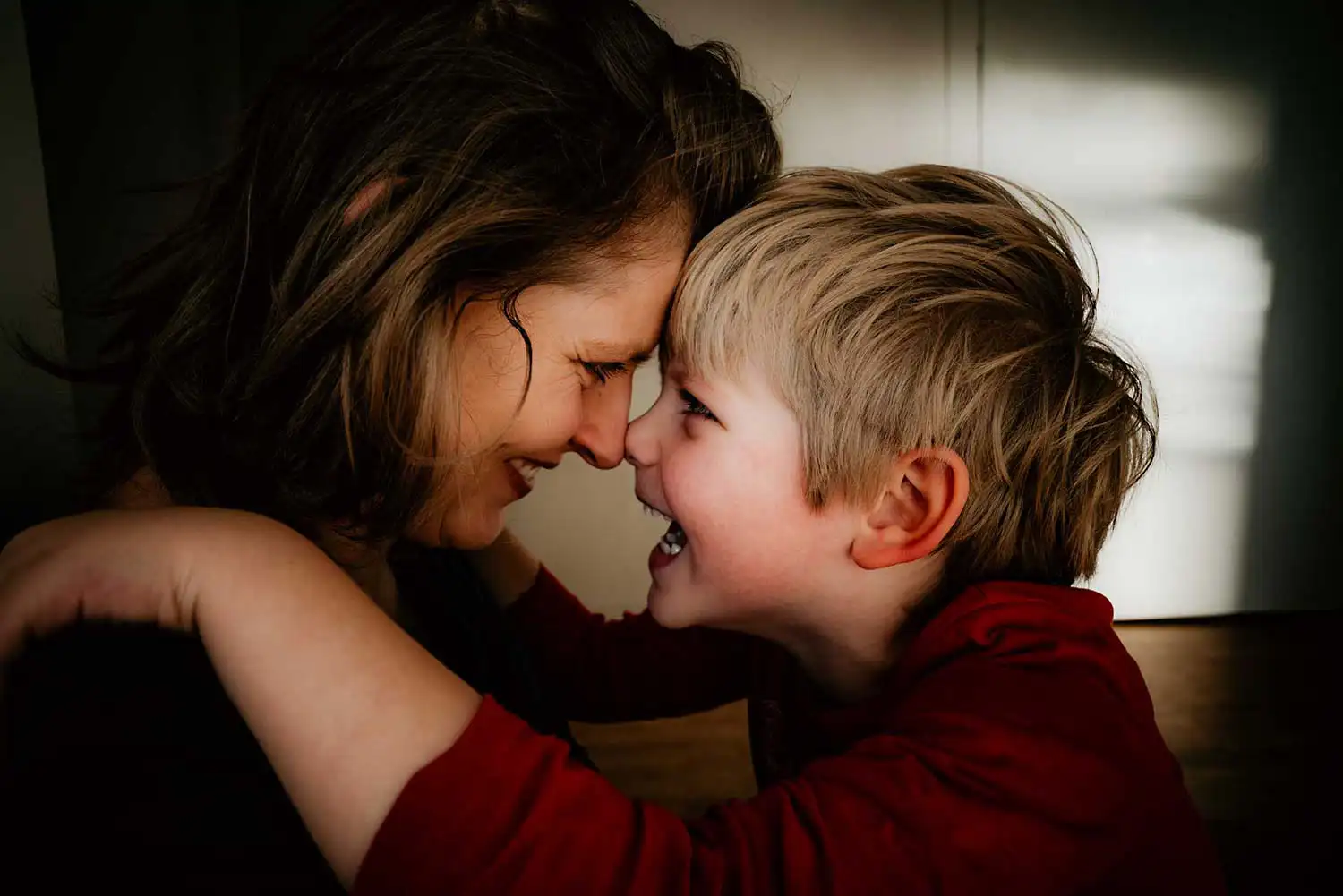 innige Liebe von Mutter und ihrem Sohn in Berlin