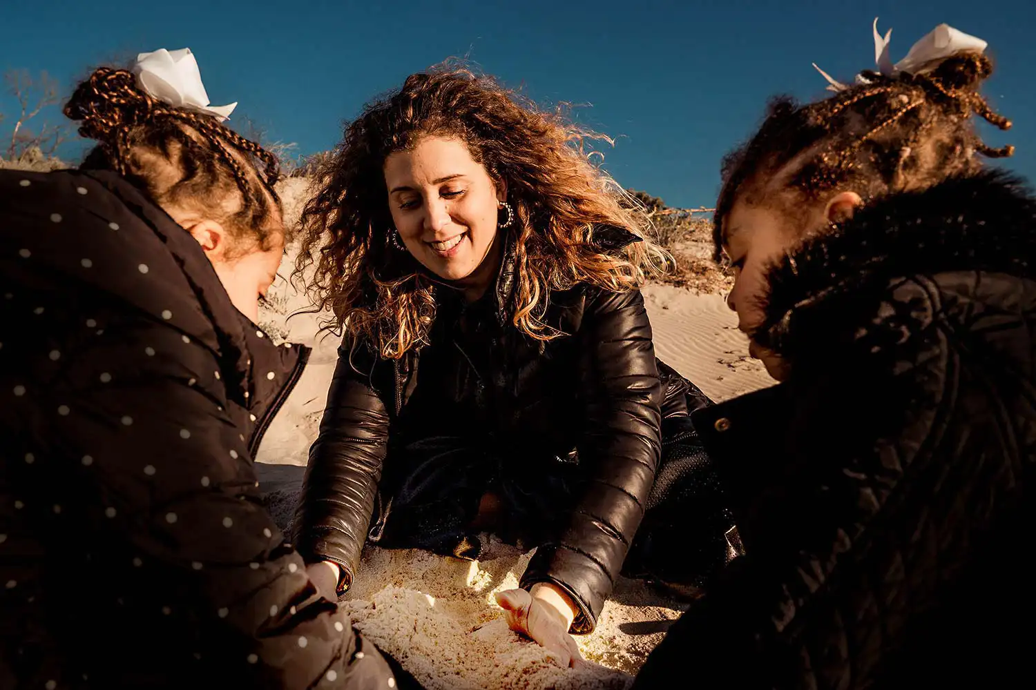 Familien Portait am Strand im Sand spielend