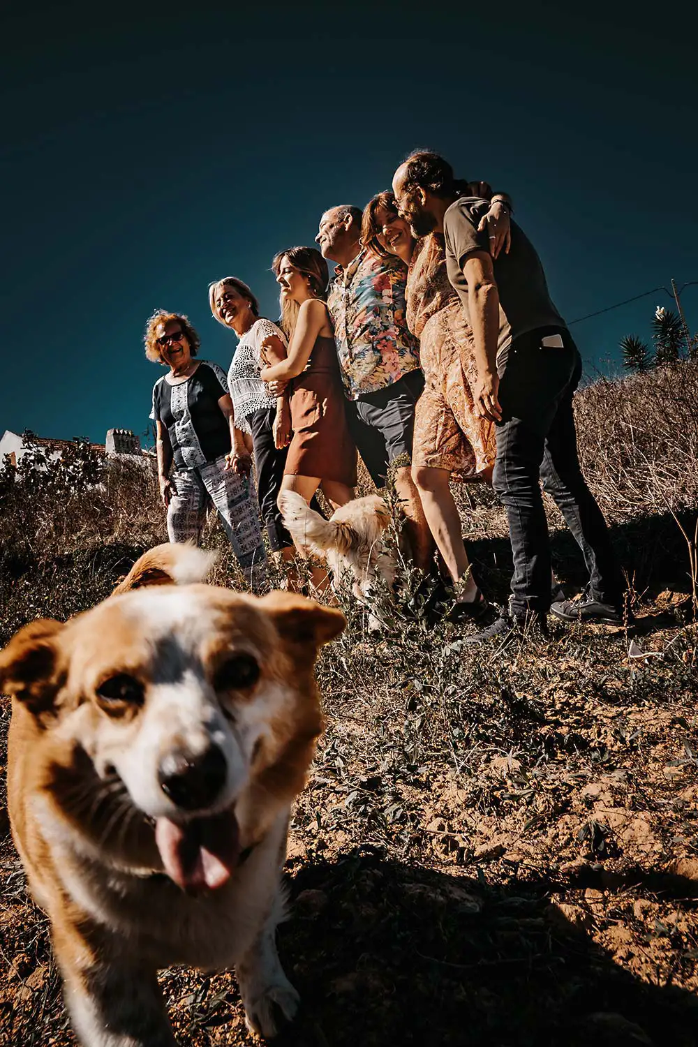 Fotografie der grossen Familie mit Hund im Vordergrund