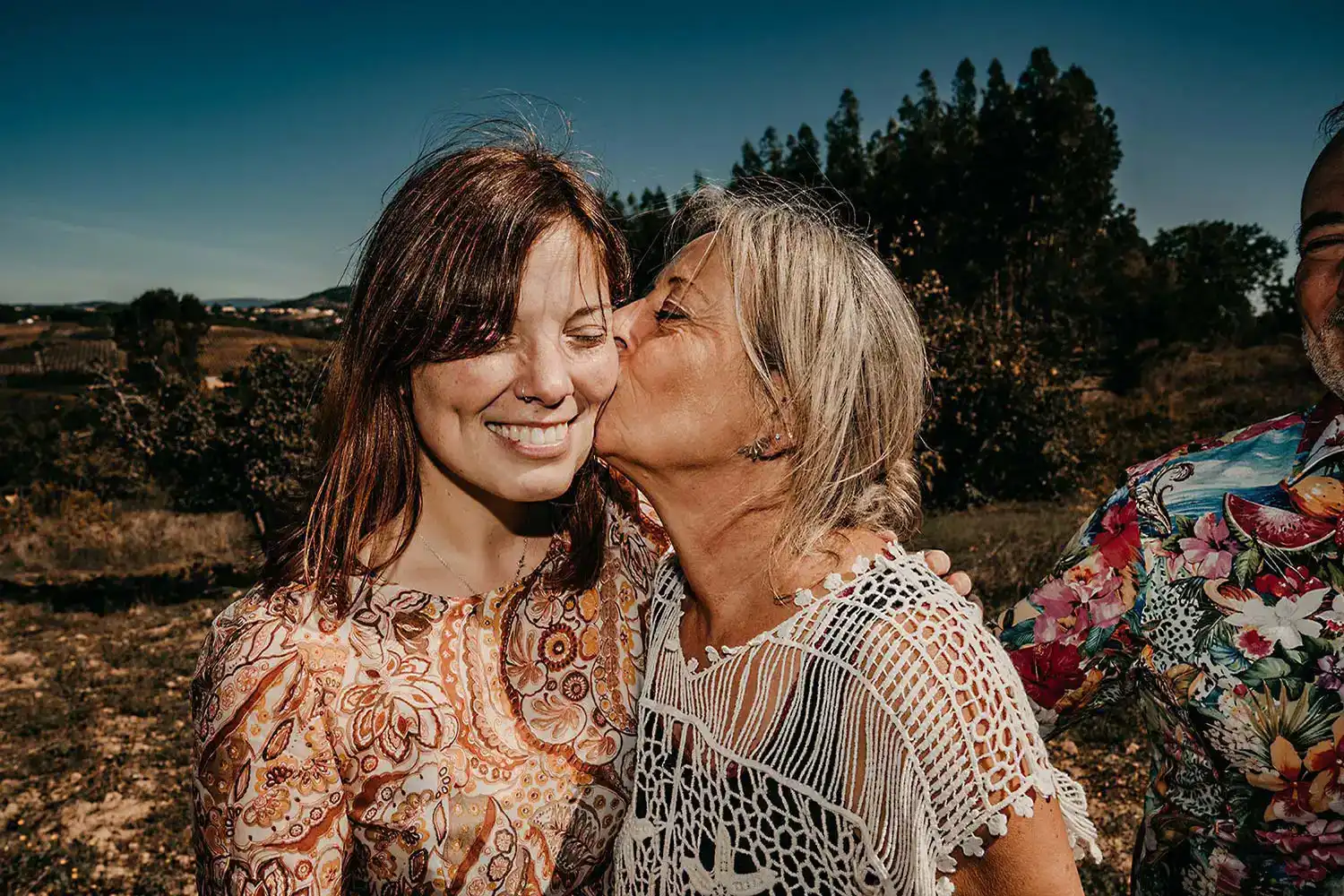 Mutter küsst ihre Tochter in der Familien Fotografie