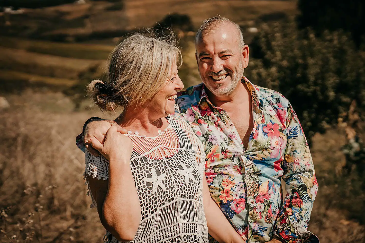 glückliche Eltern lassen sich als Familie in der Natur fotografieren