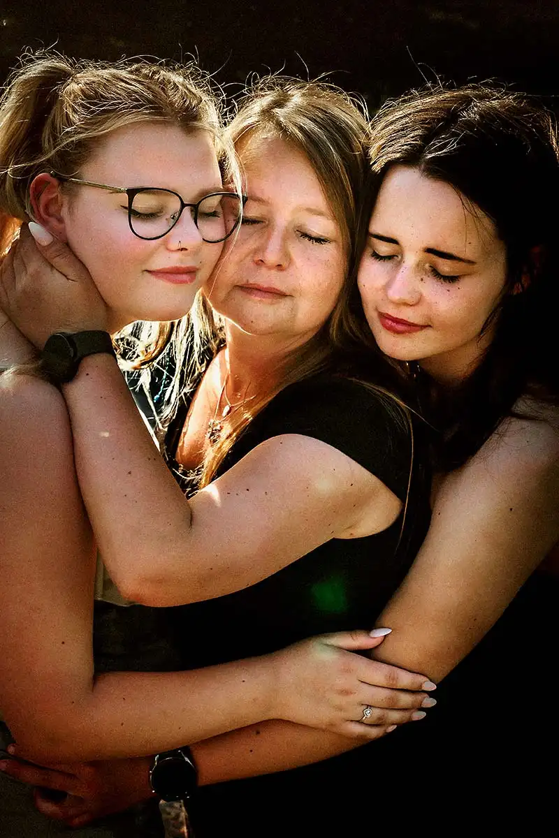 placeholder ländliches Famiulien Shooting der Teenager Töchter beim zärtlichen Beisammensein