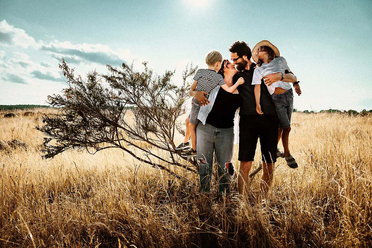 jenes berühmte Abschluss Foto beim Shooting in der sommerlichen Uckermark zeigt die Familie einander zugewandt