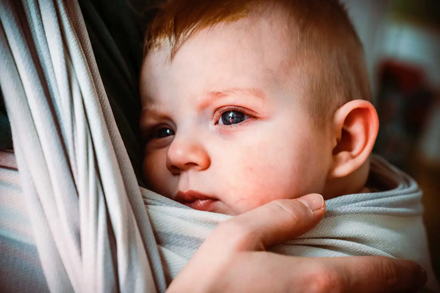 Foto vom ruhigen Blick des Babys nach dem Stillen