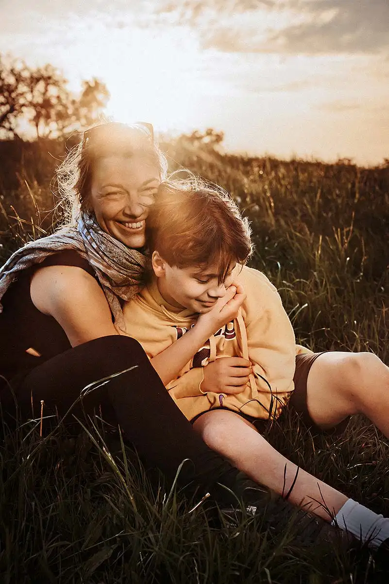 lachende Mutter mit Freude im Sonnenlicht