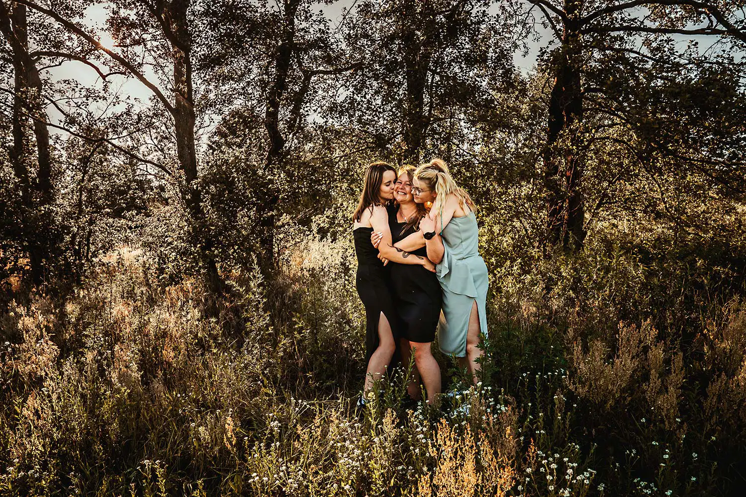 Frauen in der Familie beim Fotoshooting vor Bäumen im freien