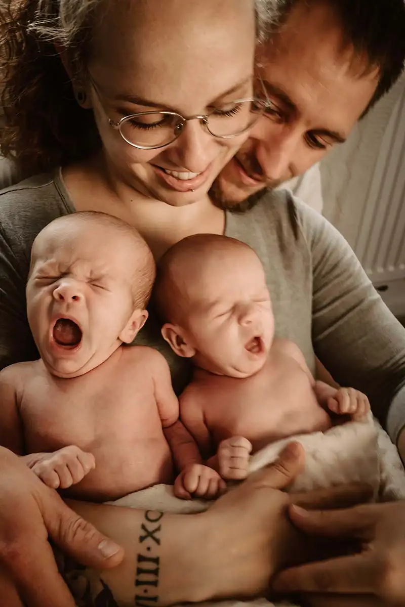 müde Babys beim Newborn Shooting Fotografie zu hauseH