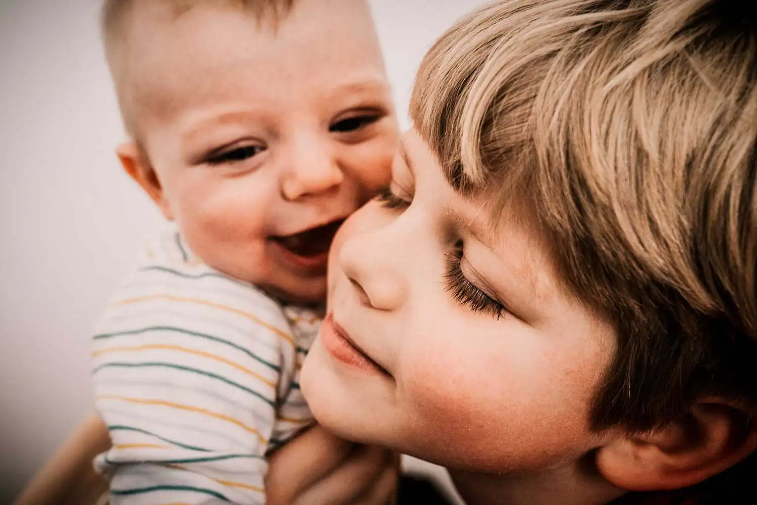 Geschwister jungen bei einer Familienfoto Session