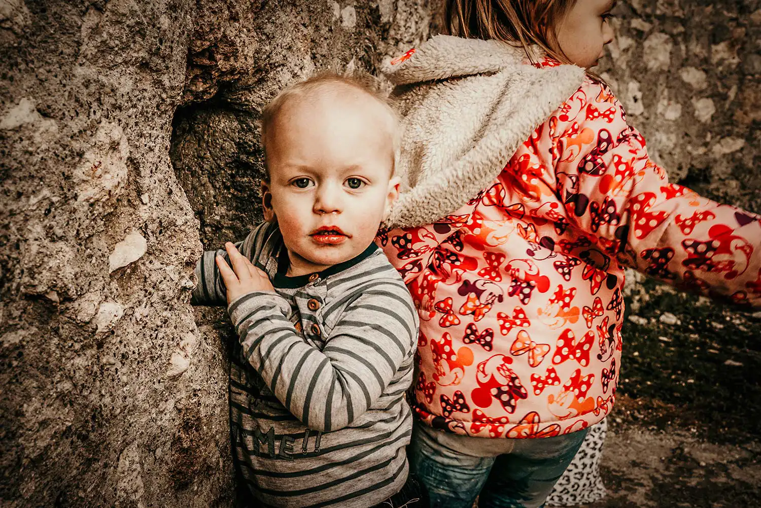 Kleinkind mit gestreiftem Oberteil beim  Familien Foto Shooting draussen