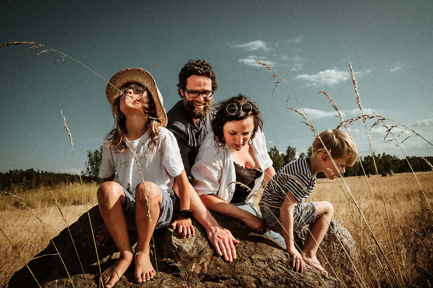 Familie im Sommer auf dem Stein von der Familienfotografin