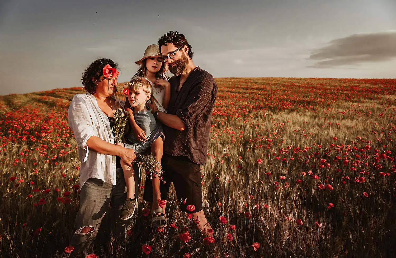 Mutter Vater und die beiden Söhne in der weiten natur bei der Fotografie Berlin