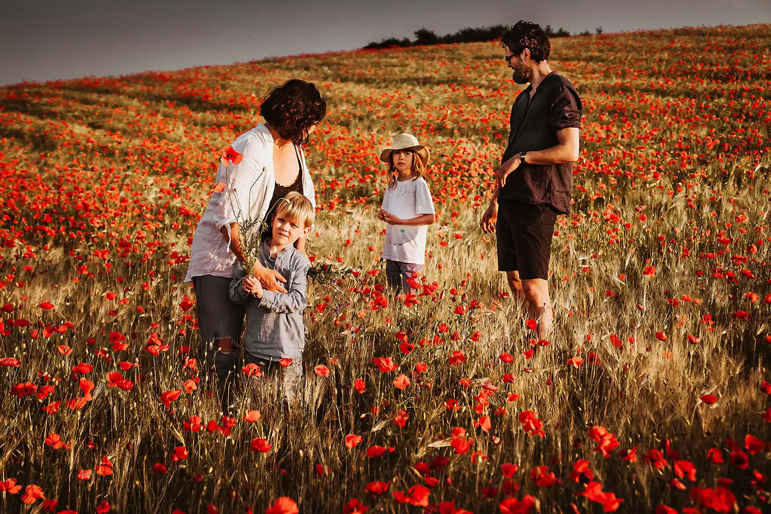 wunderschönes rot leuchtendes Blumenmeer mit Uckermark famile beim Life Style Fotoshooting