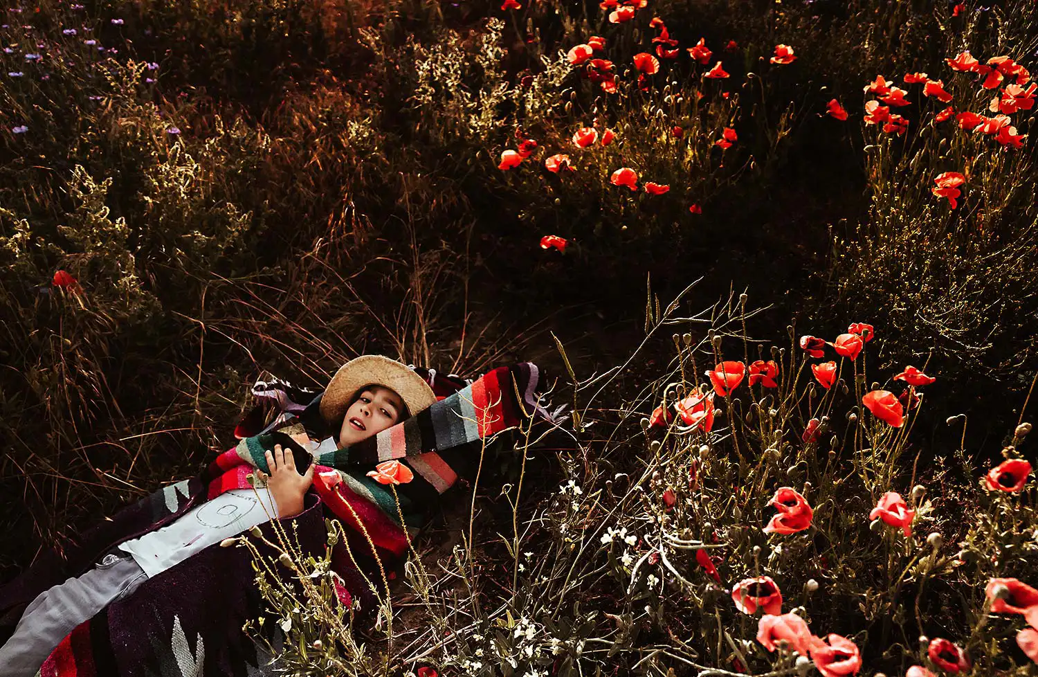 versteckte Erinnerung mit Sohn im Mohn Blumen Feld in der Uckermark beim Foto Shooting