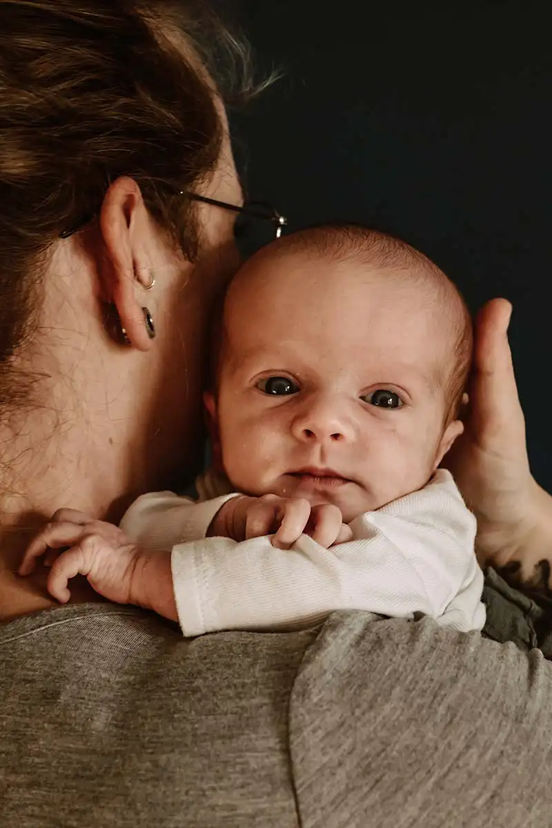 in den wärmenden Armen der Mutter behutsam im Foto der Familie gesehen