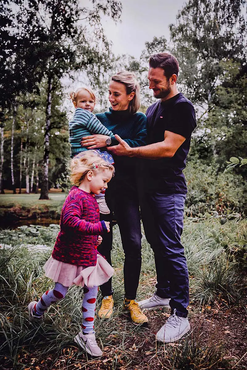 natürliche Familienfotogafie in Berlin draussen im Park mit Kindern