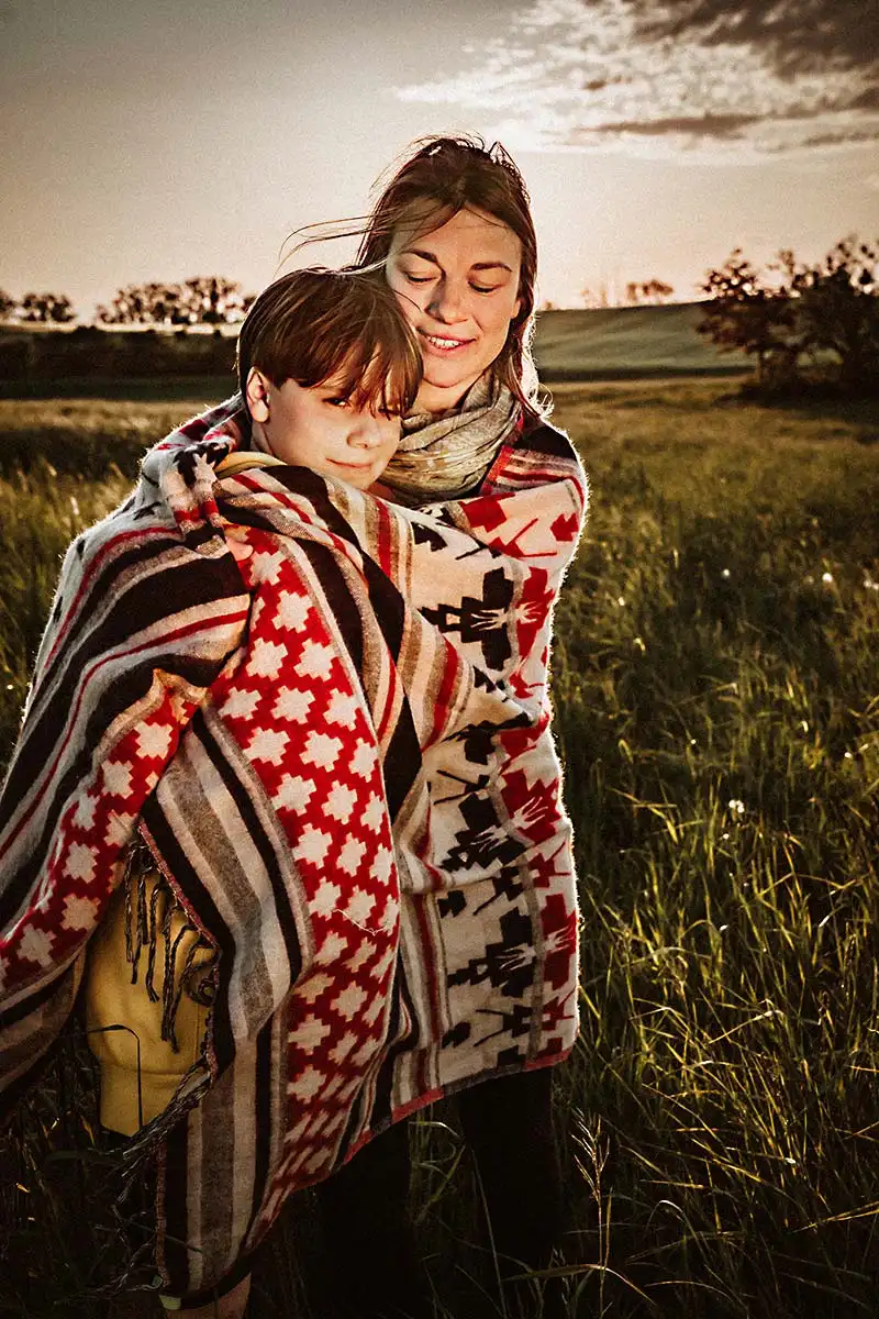 Foto beim stillen wandern der kleinen Familie im zarten Abendwind