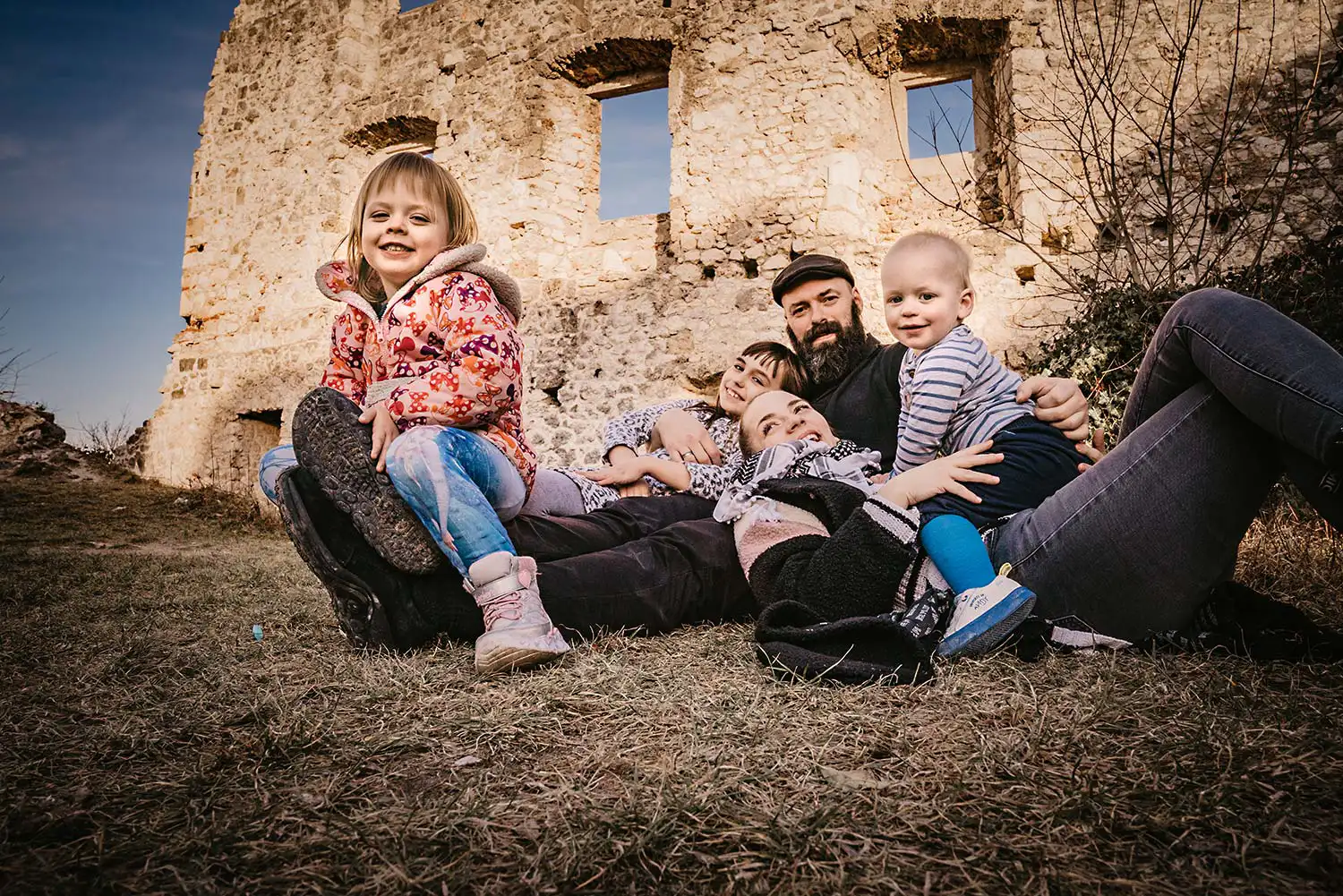 Familie fotografiert vor einzigartiger Kulisse - Ruine