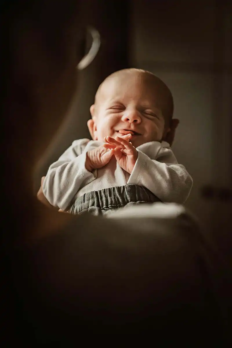 lächelndes Zwillings Mädchen bei der Baby Session