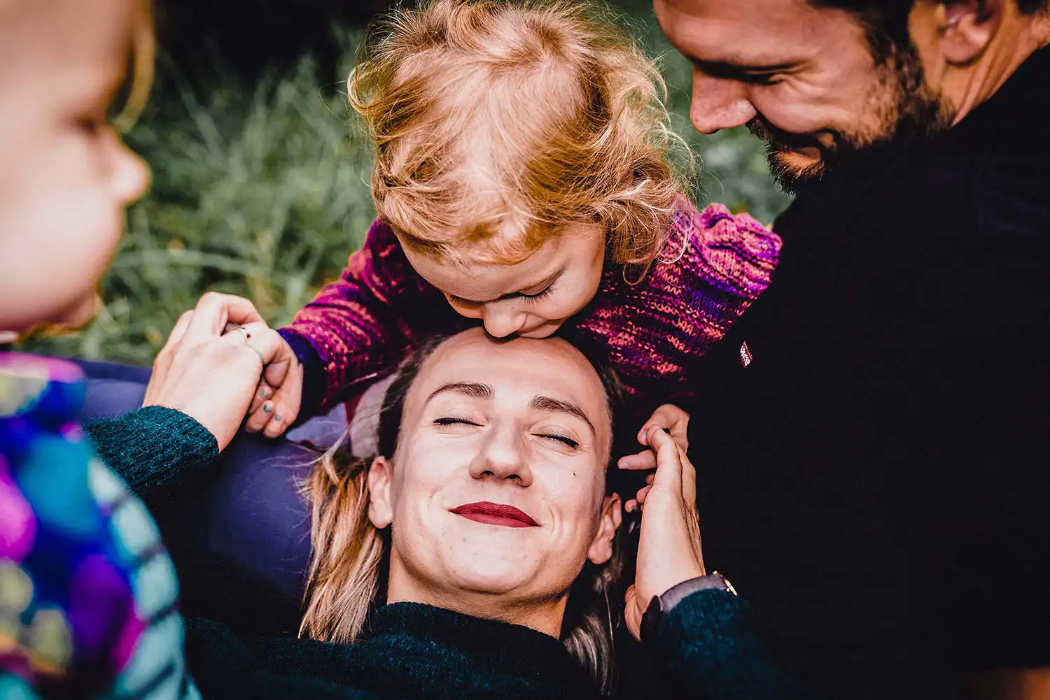 spürbare Nähe vom Mama und Töchter beim Geschwister Foto