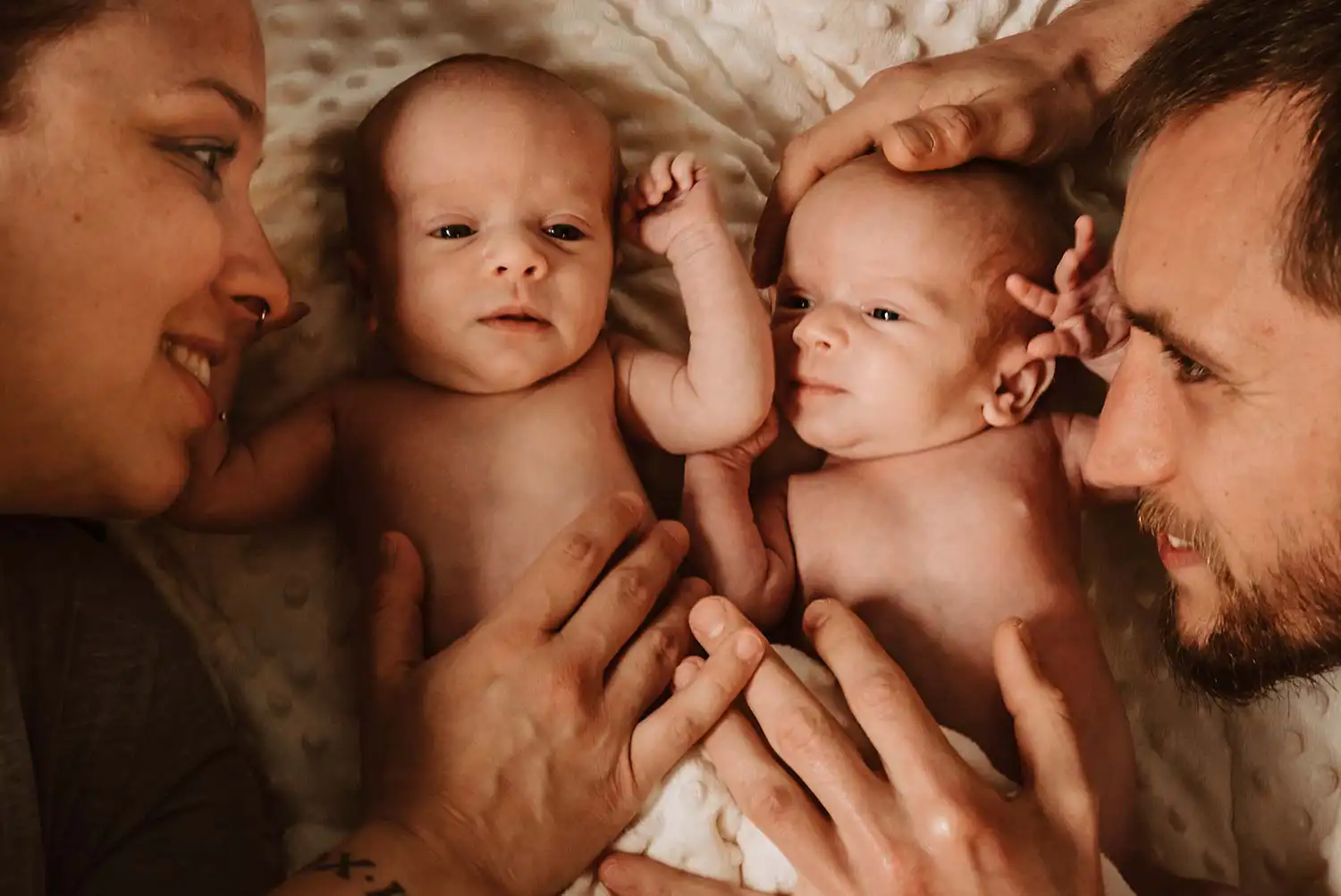 Familienfoto mit Zwilling Töchtern und begeisterten jungen Eltern