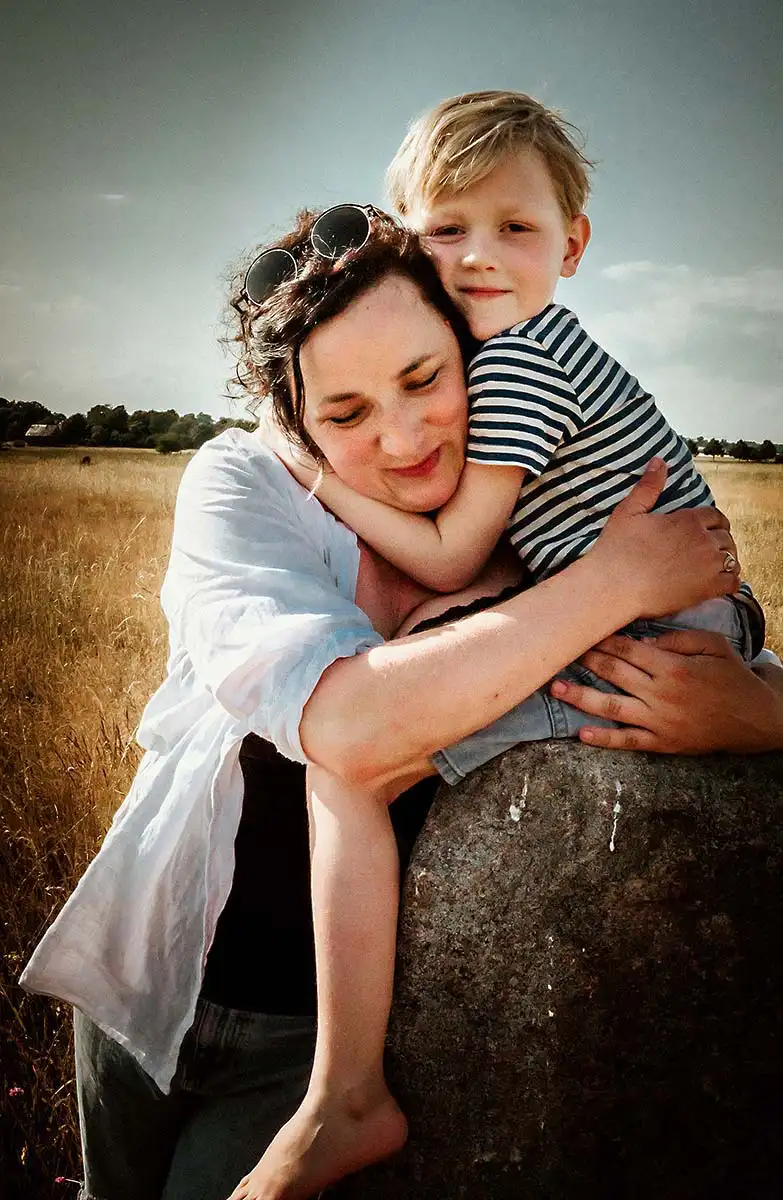 die Familienfotografien zeigt das Foto des Jungen mit seiner Mama