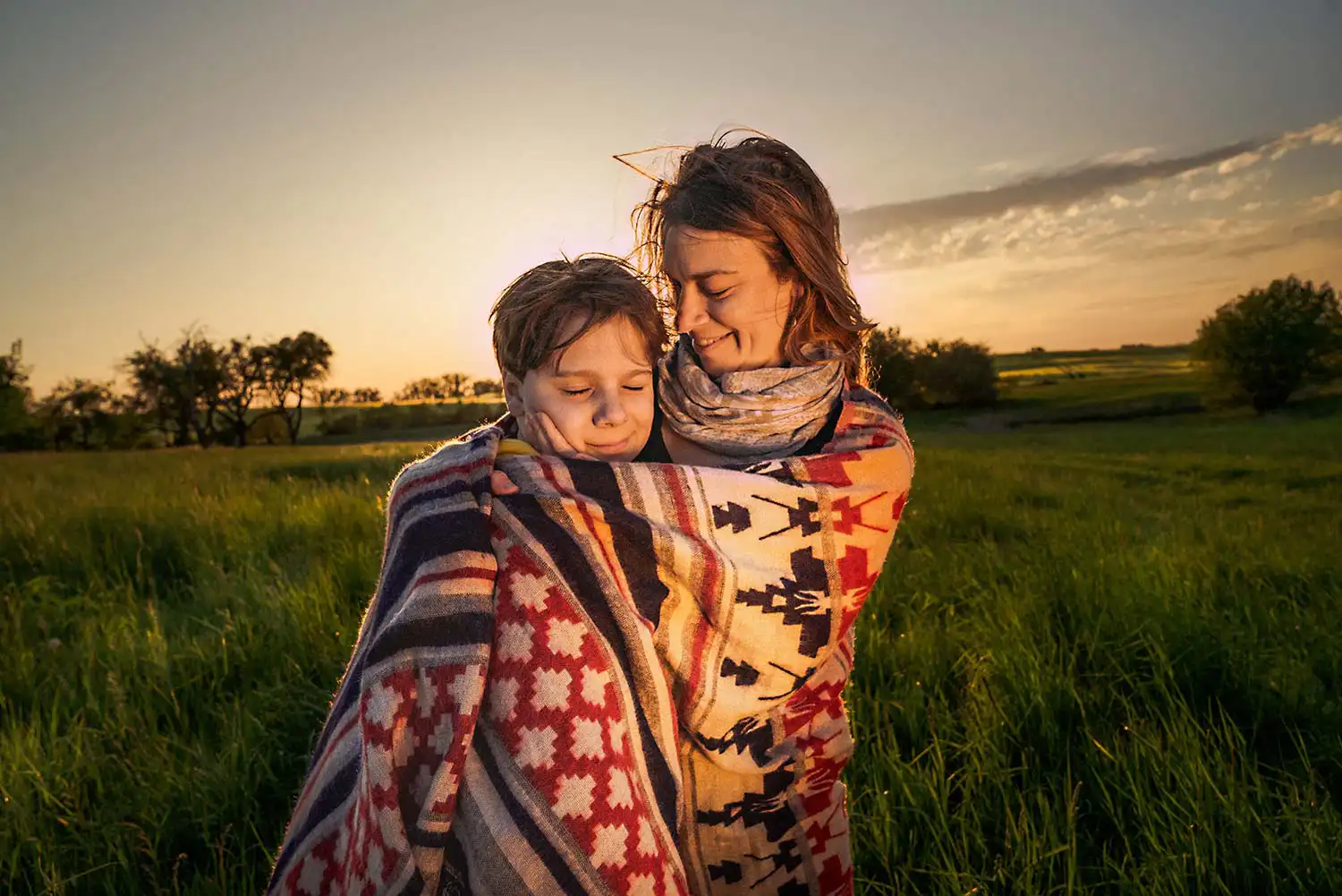 Fotografie im späten Sonnenlicht in der Uckermark, Mutter mit ihrem Kind