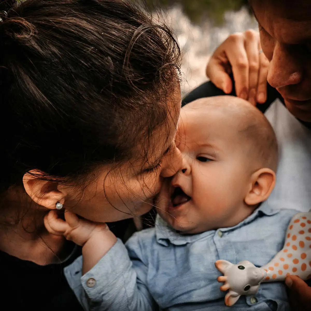 kuschelnde Eltern beim fotografieren von Babyfotos in Brandenburg