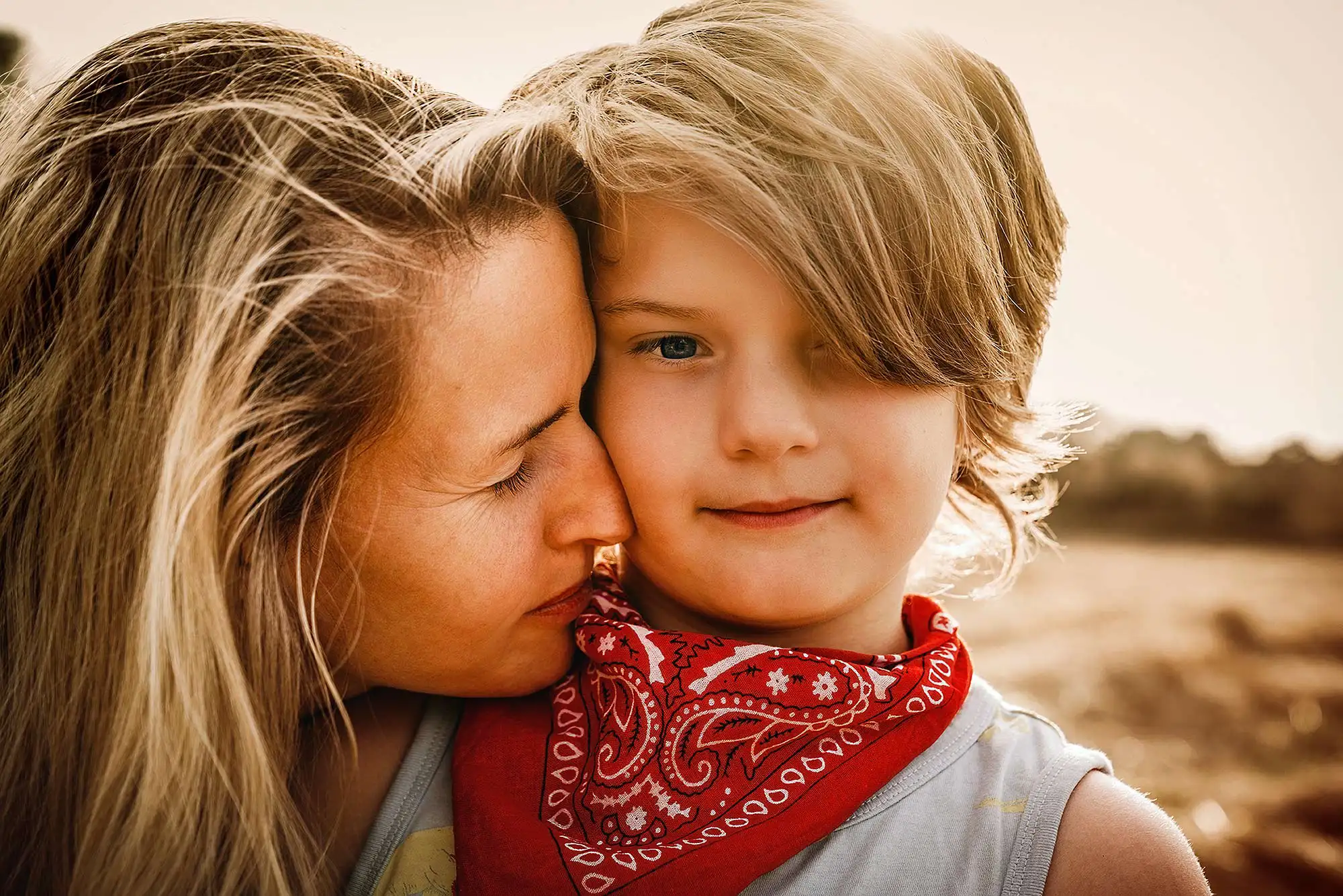 nahe Umarmung der Mama beim Fotografieren