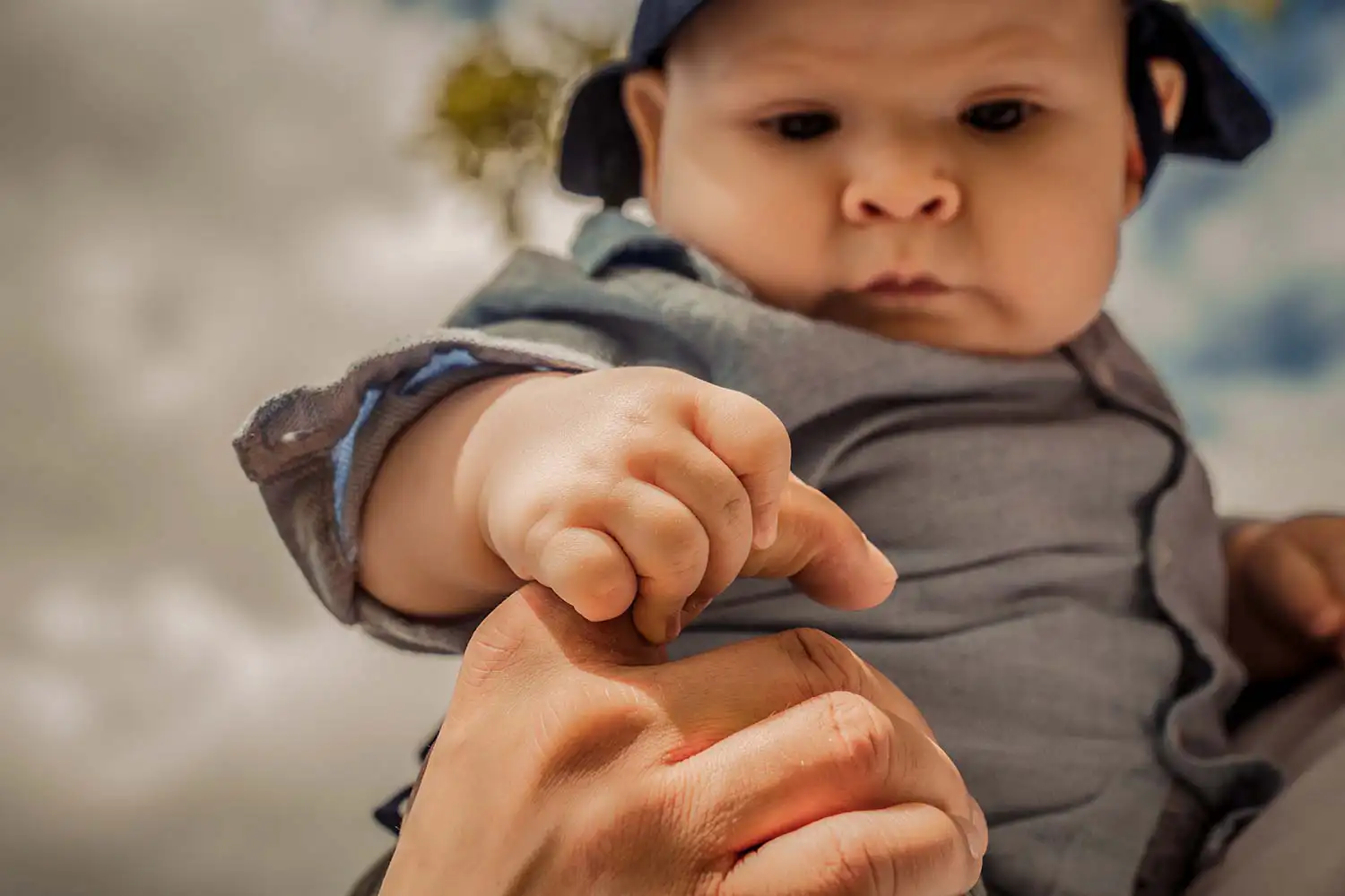 Baby Fotografie auf dem Arm der liebenden Mutter in der schönen Uckermark 