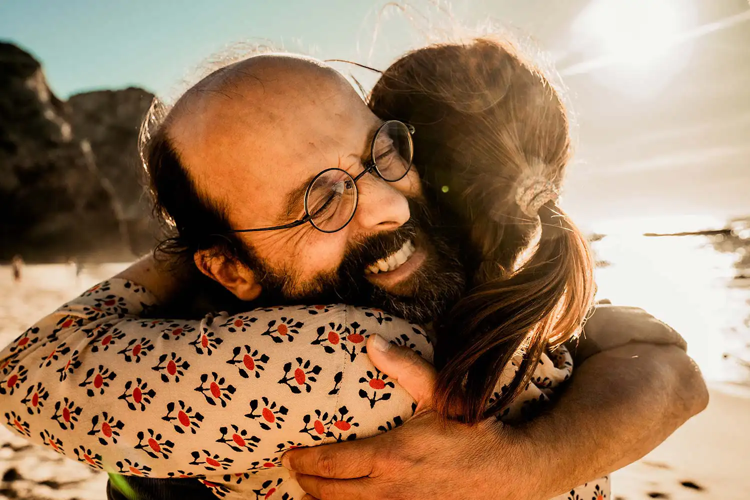 Mann und Frau inn ig umschlungen beim Fotoshooting