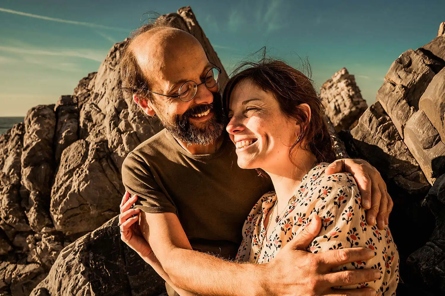 Paar mit Umarmung in felsiger Kulisse beim Fotografen