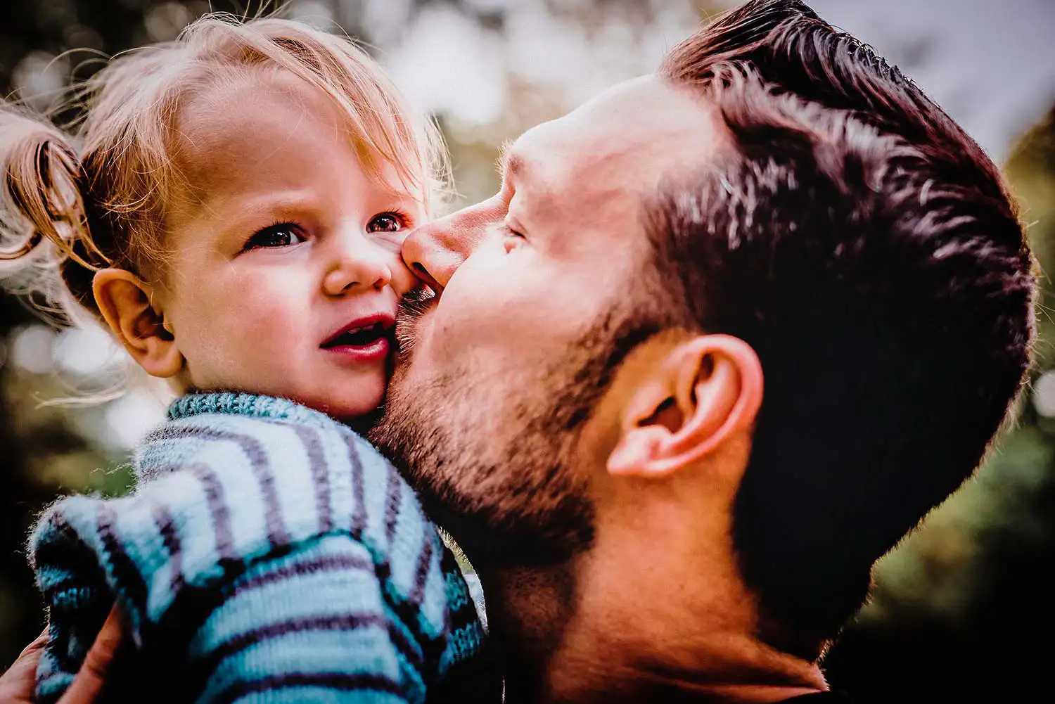 Papa und Tochter nahe fotografiert im Freien mit sommerlicher Stimmung