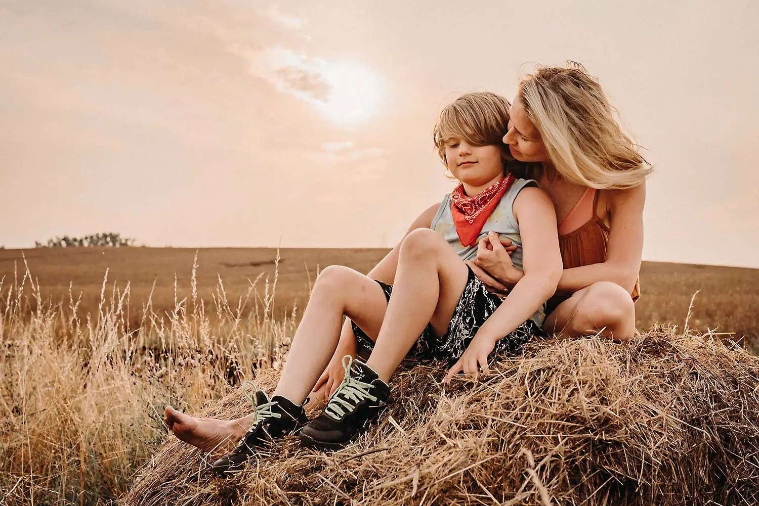 Fotografie der Mutter und Sohn am warmen Abend