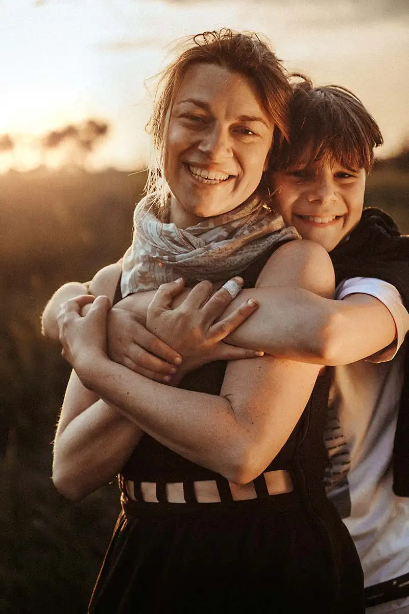 innige Umarmung des Sohnes bei der Mutter Kind Fotografie