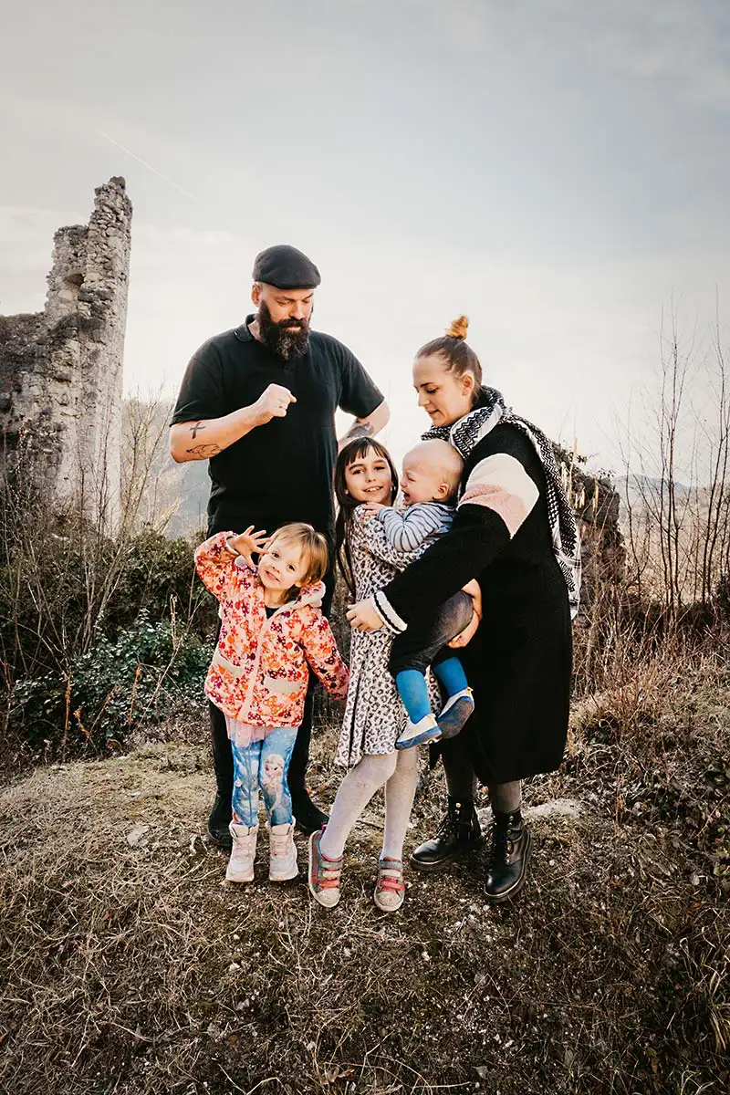 gesamte Familie mit Freude beim fotografieren lassen