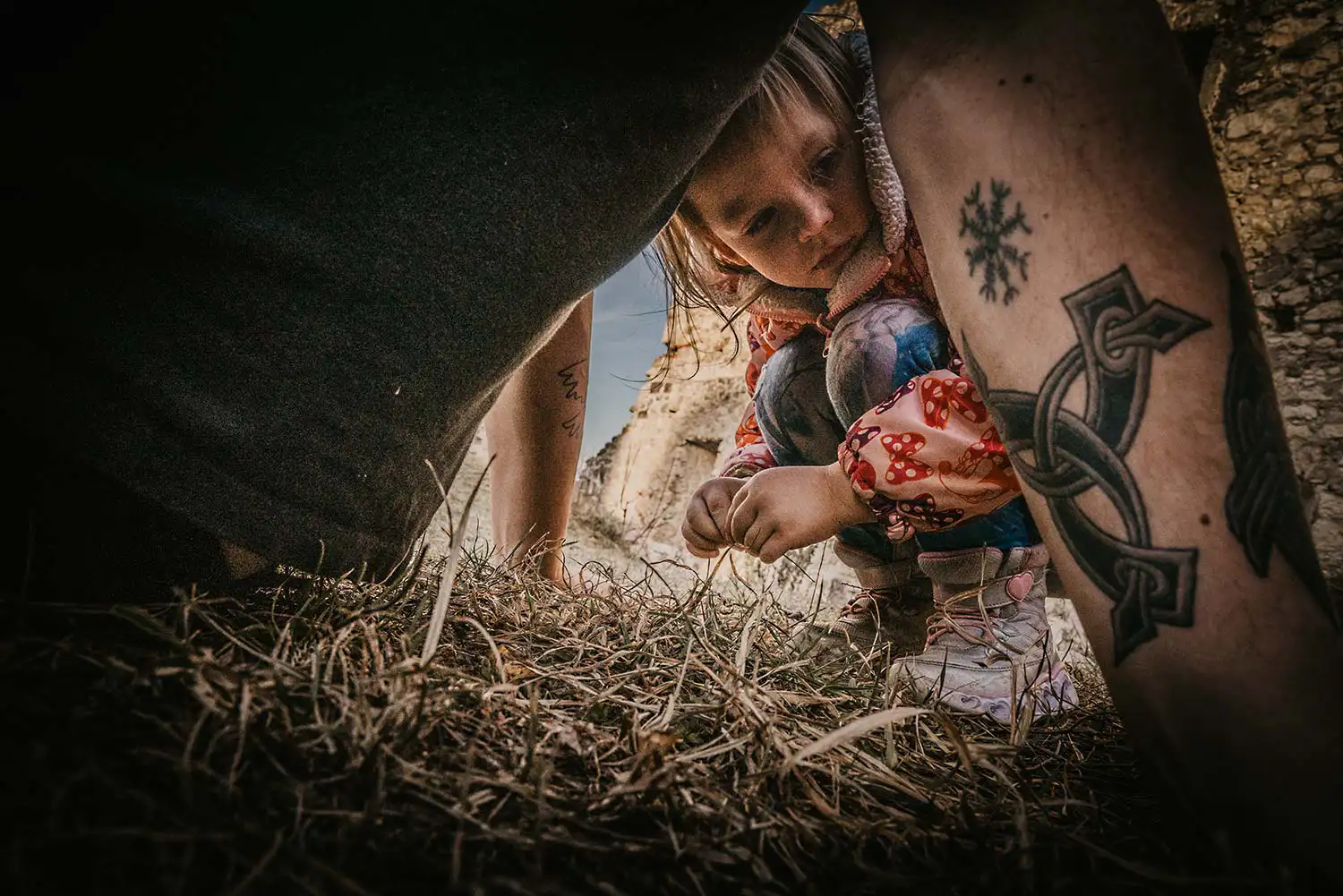 Foot der Tochter beim Blick durch die Beine vom Papa