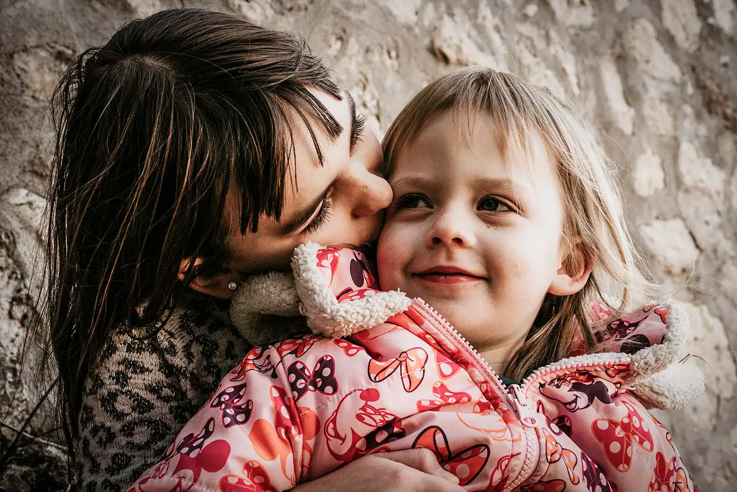 Kinder beim flüstern ins Ohr beim Familienshooting in Zagreb