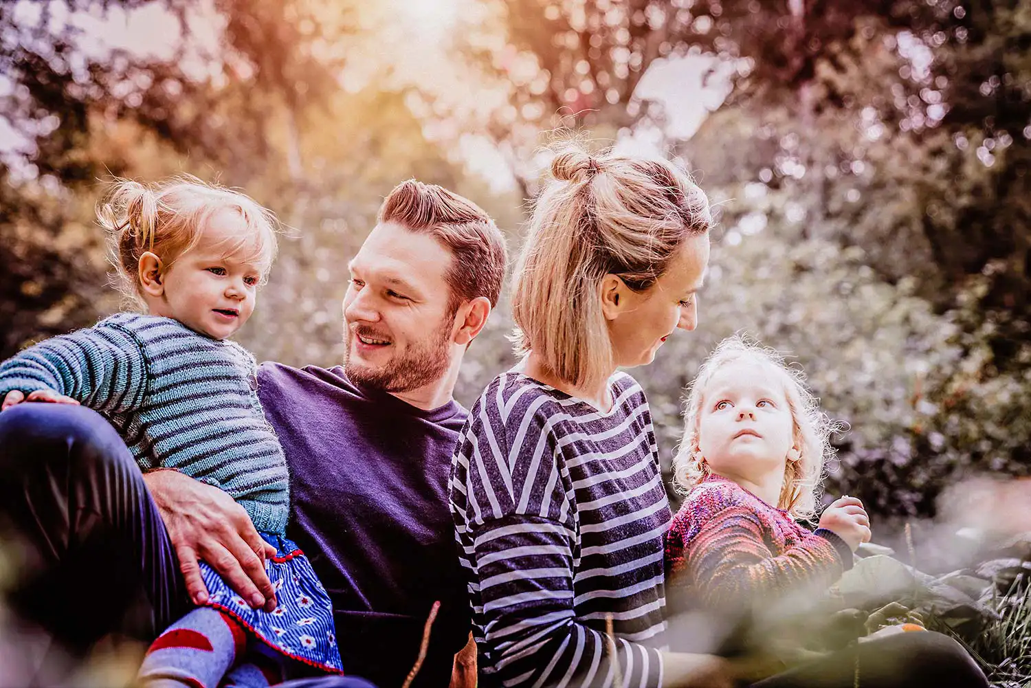 Fotografie der Familie mit Geschwister in natürlicher Umgebung