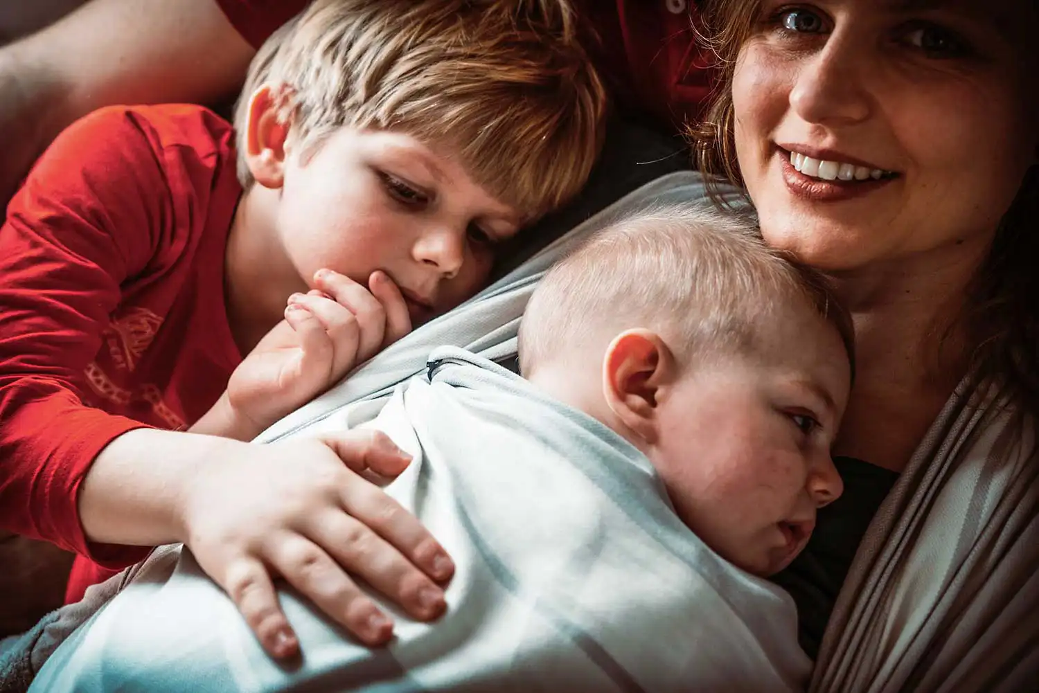 die glückliche mutter mit ihren beiden Kindern beim fotografieren